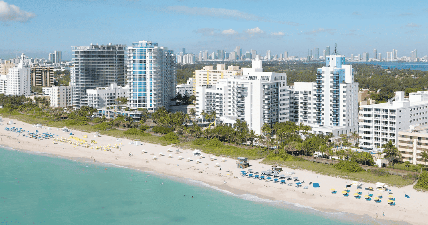  Vista de Miami Beach con sus modernos edificios y las aguas turquesa que bordean la costa.