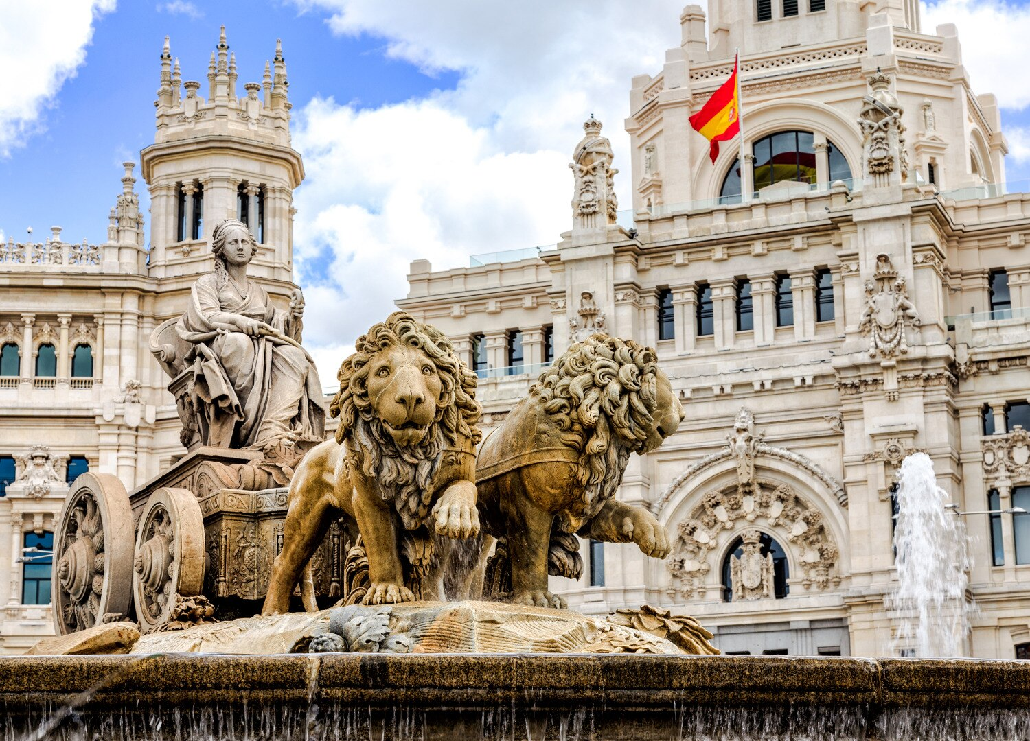 Imagen de día de la Plaza de Cibeles, uno de los lugares más recomendados que visitar en Madrid