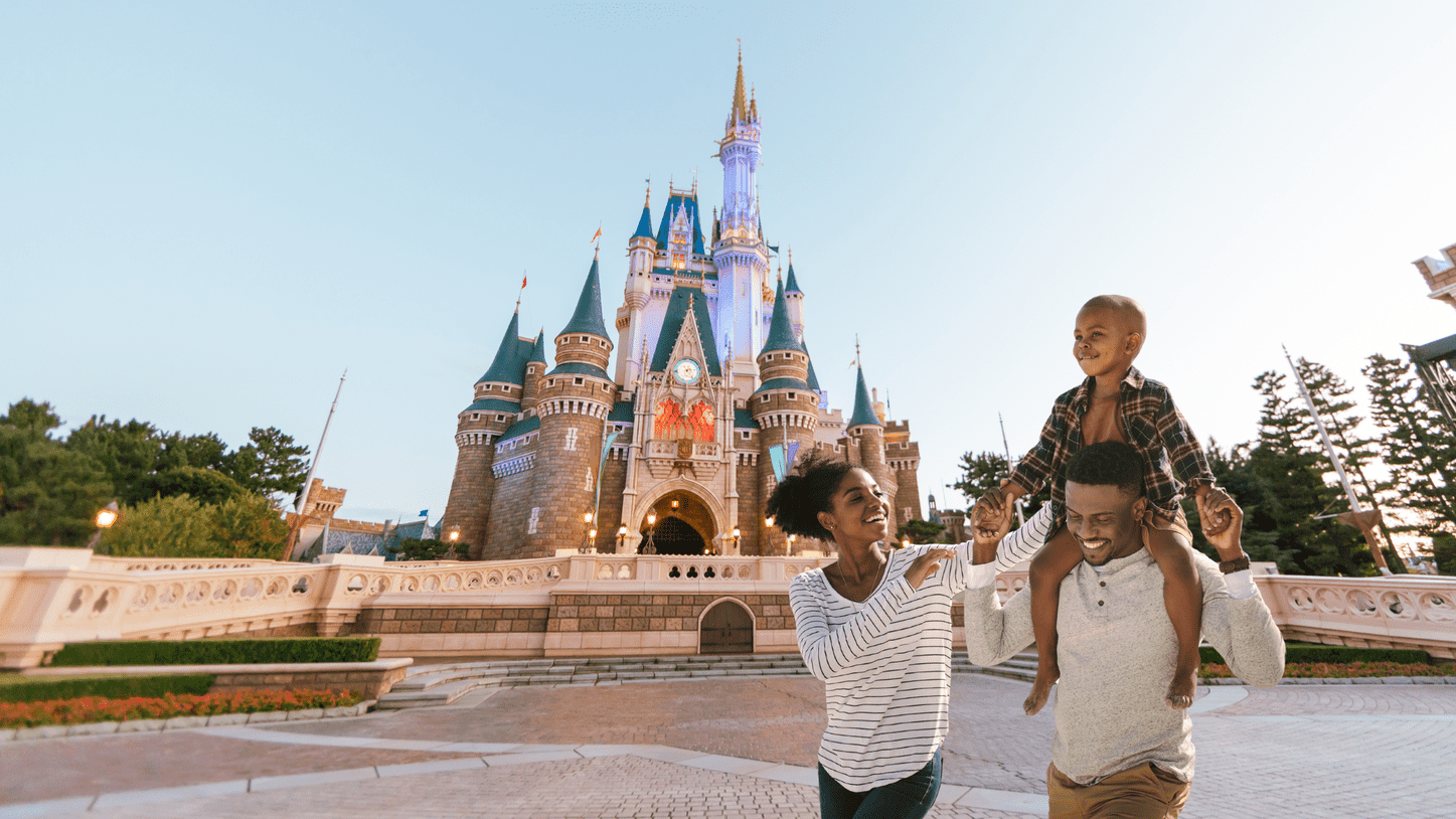Una familia feliz disfrutando de una tarde en Disneyland Park California, con el castillo al fondo.