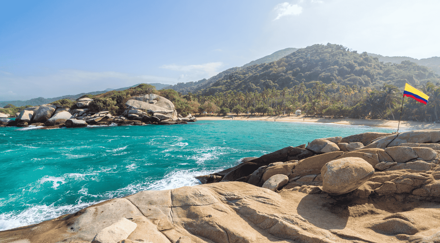 Imagen de la costa de Colombia con la emblemática bandera del país