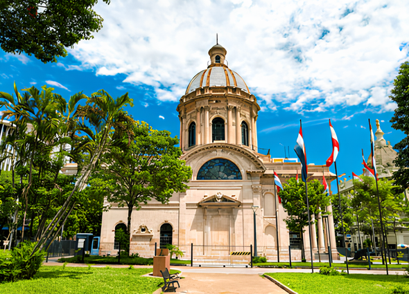 Una majestuosa fachada colonial se alza en el corazón de la ciudad, con detalles arquitectónicos que cuentan siglos de historia.